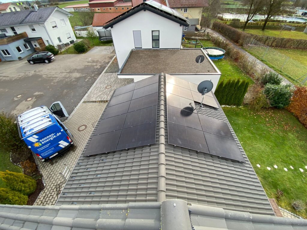 Photovoltaikanlage auf Dach mit Blick ins Allgäuer Tal