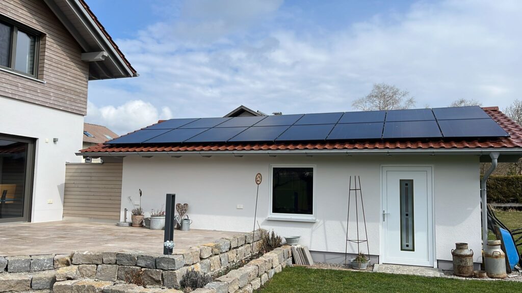 Flachdach-Photovoltaikanlage mit reflektierenden Modulen