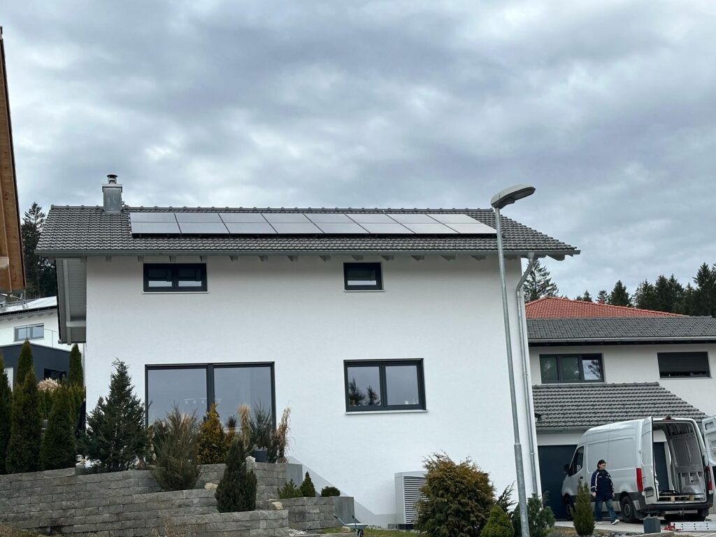 Photovoltaikanlage auf Ziegeldach eines Einfamilienhauses