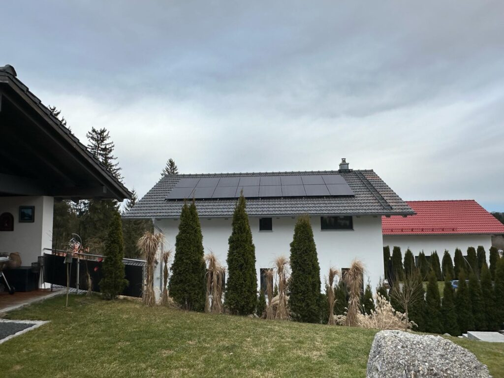 Photovoltaikmodule auf großer Dachfläche mit hoher Neigung