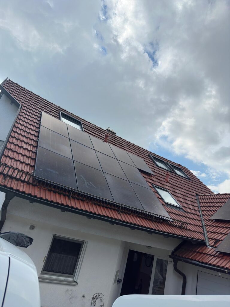 Photovoltaikanlage auf Einfamilienhaus mit zwei Dachflächen