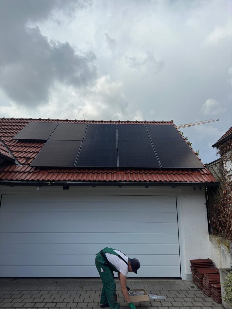 Photovoltaikanlage auf Garage mit rotem Ziegeldach im Allgäu