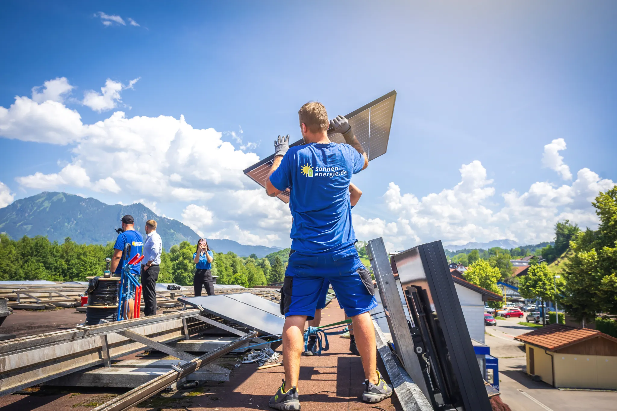 Monteur der Sonnen-Energie bei der Montage eines Solarmoduls