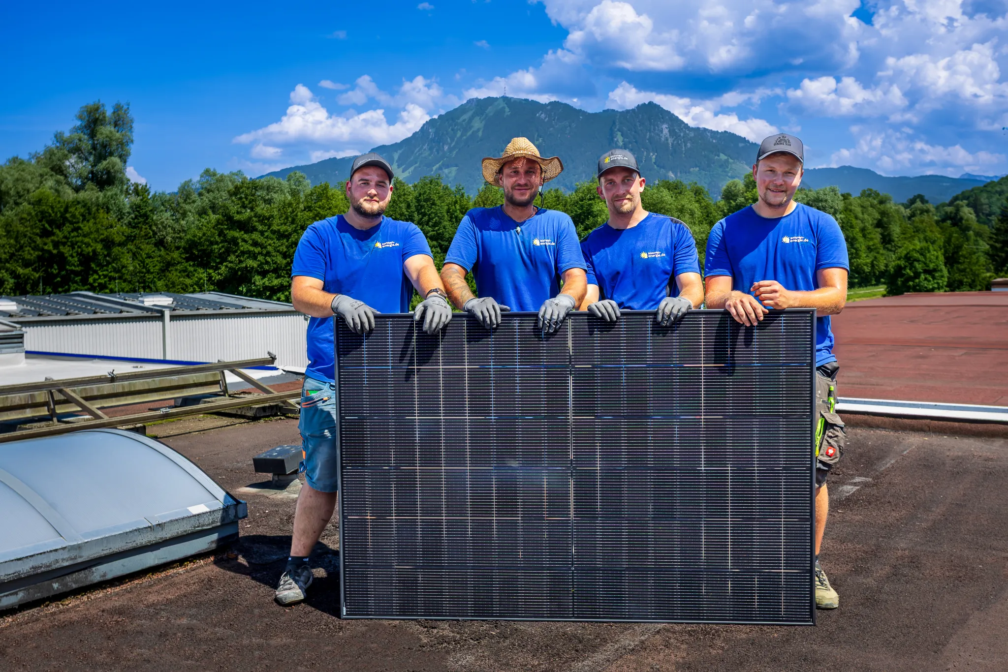 Montage der Unterkonstruktion auf einem Ziegeldach durch das Sonnen-Energie-Team