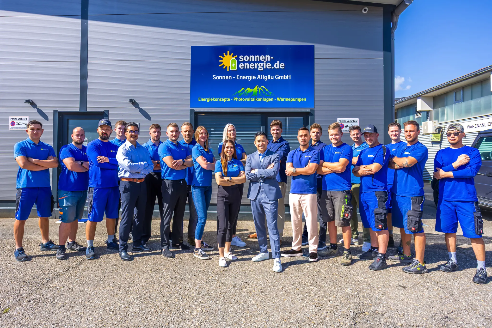 Das Team der Sonnen-Energie Allgäu vor dem Betriebsgebäude in Sonthofen